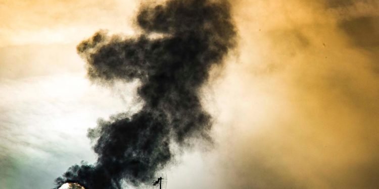 Covid, più rischio forme gravi per chi esposto a smog prima della pandemia