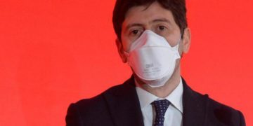 Covid oggi Italia, Speranza: “Chi è contagiato stia a casa”