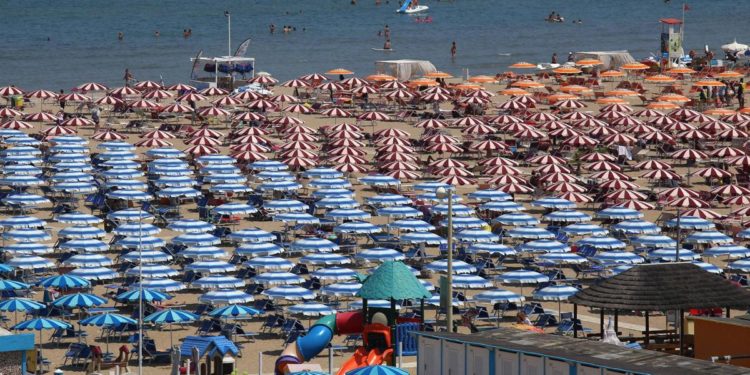 2 giugno, oltre 14 milioni i turisti per il ponte: tutto esaurito al mare