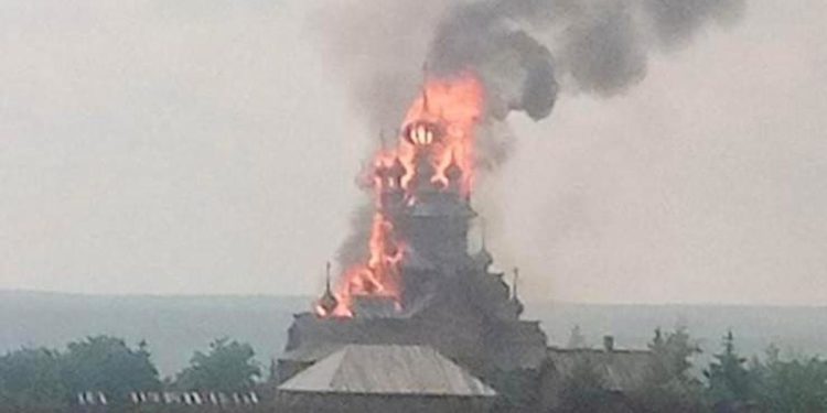 In fiamme il monastero ortodosso della Santa Dormizione di Svyatogorsk