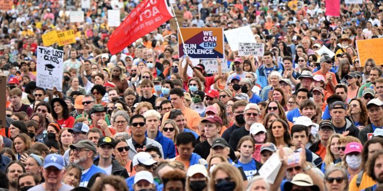 Armi in Usa, migliaia in piazza per chiedere leggi più severe