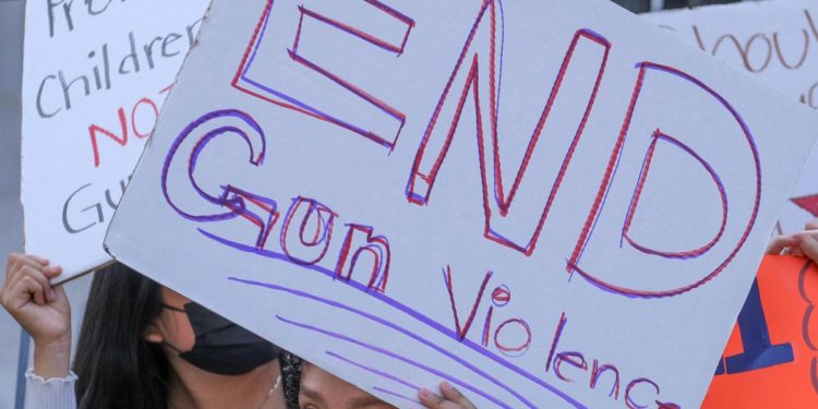 Sparatorie Usa, NY approva legge che vieta armi d’assalto ai minori di 21 anni