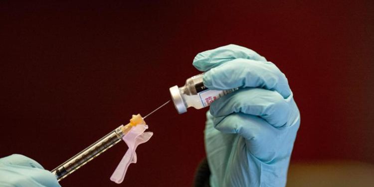 Vaccino covid, efficacia negativa e contagi vaccinati: la fake news