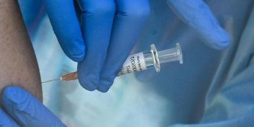 Vaccino Covid, studio: evitati 20 milioni di morti nel mondo nel 2021