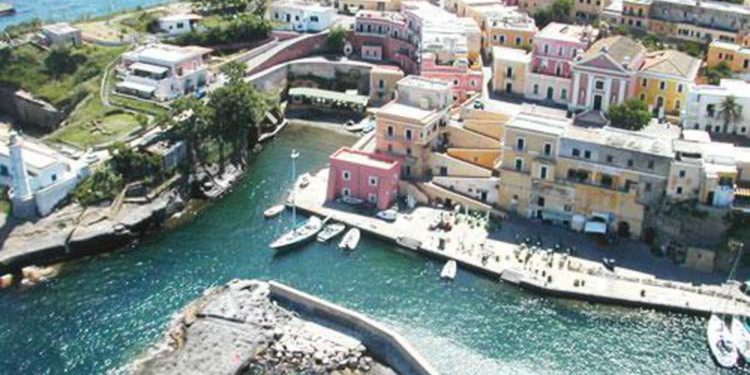 Comunali Ventotene, parroco: “Adinolfi? Qui mai sentito”