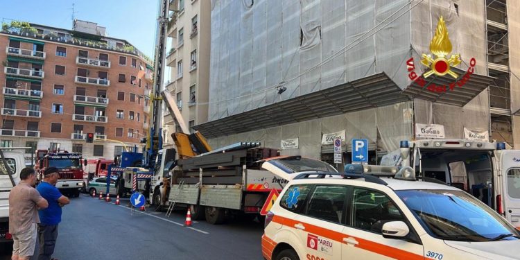 Milano, si stacca il braccio di una gru: impresario gravissimo