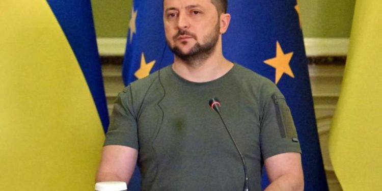 Ucraina, Zelensky ai bielorussi: “Non fatevi trascinare in guerra”