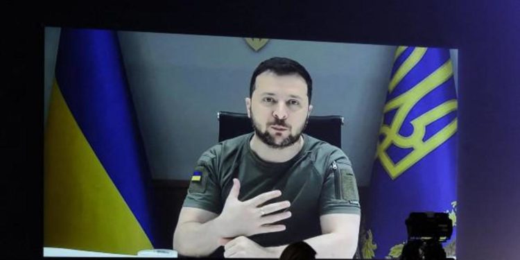 Zelensky: “Da 100 giorni difendiamo l’Ucraina, vittoria sarà nostra”