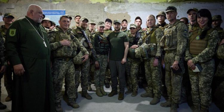 Ucraina, Zelensky in visita a Mykolaiv: “Continuare a lavorare per vittoria”