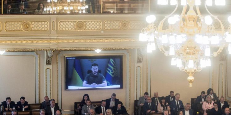 Ucraina, Zelensky: “Fermare carri armati Russia perché non arrivino a Praga”