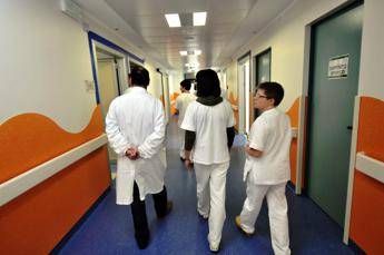 Contratto sanità, da infermieri ad amministrativi fino a 172 euro in più e settimana a 4 giorni volontaria