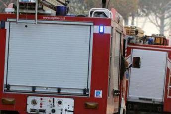 Roma, incendio in campo nomadi a Tor Sapienza: due feriti