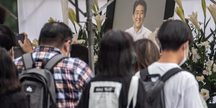 Giappone, folla piange Shinzo Abe: oggi i funerali