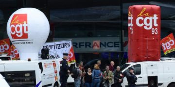 Francia, aeroporto Parigi in tilt: bloccato un bagaglio su due