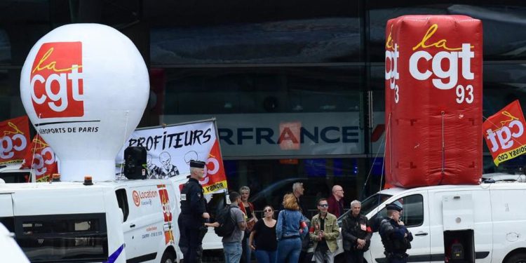 Francia, aeroporto Parigi in tilt: bloccato un bagaglio su due