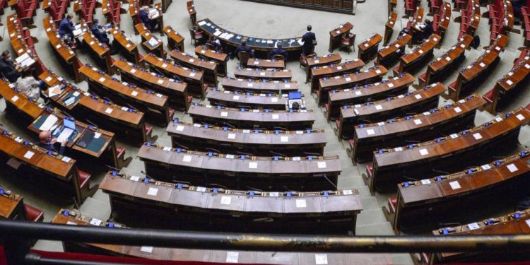 Decreto Aiuti, Camera rinvia esame a domani mattina
