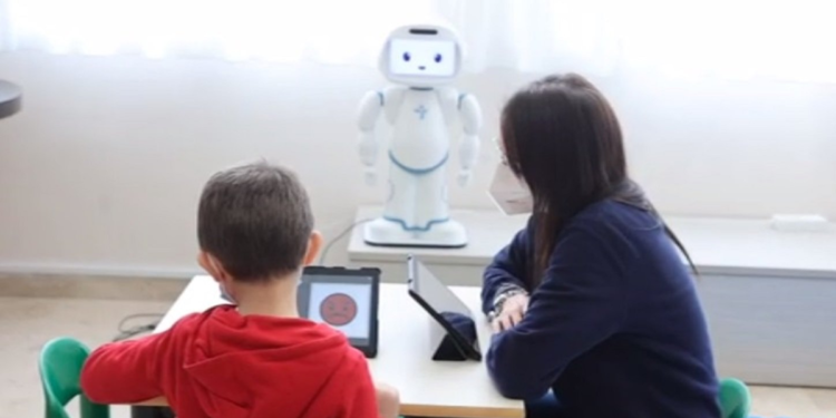 Robotica per terapia comportamentale bimbi autistici