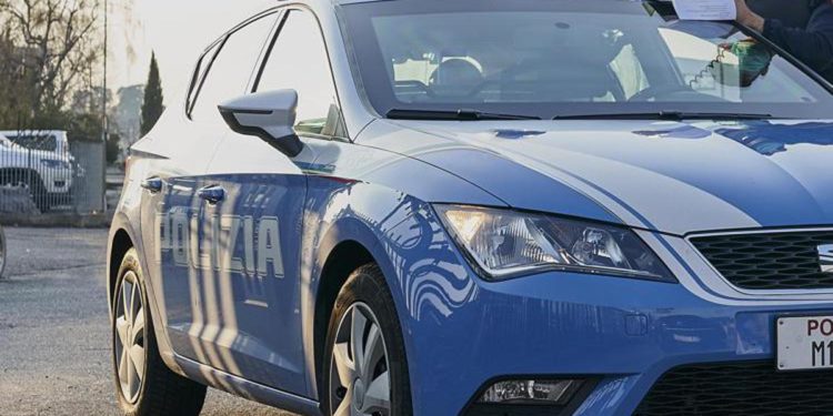 Taranto, tenta di strangolare la moglie a casa dei suoceri: salva grazie al figlio