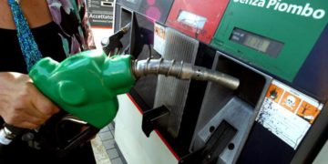 Prezzo benzina e diesel non cambia oggi in Italia
