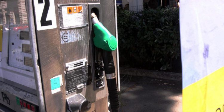 Benzina e gasolio, oggi prezzi ancora in calo