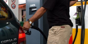 Prezzi benzina e diesel, ancora in calo oggi