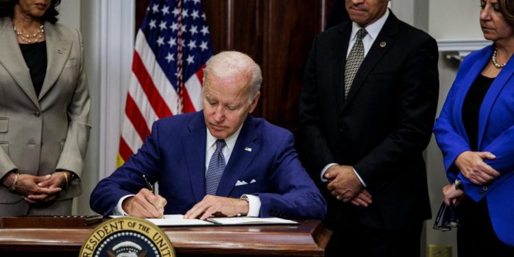 Aborto Usa, Biden firma ordine esecutivo