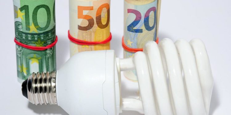 Energia elettrica, prezzo sale ancora: in un mese costi quasi raddoppiati