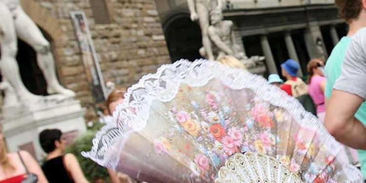 Caldo record in Italia, oggi bollino rosso in 13 città ma domani c’è anche il verde