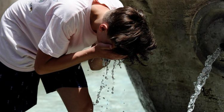 Caldo record, domenica rinfresca: solo 4 città da bollino rosso, anche Roma