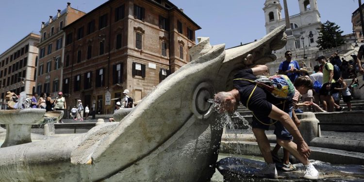 Caldo record in Italia, bollino rosso in 19 città: da domani tregua
