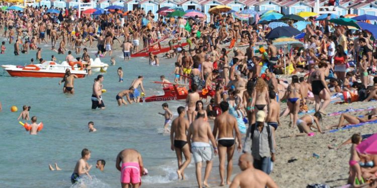 Covid, Pregliasco: “Rallenta crescita casi, agosto più sereno”