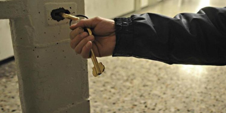 Milano, bimba morta di stenti: convalidato il fermo della madre