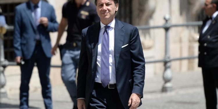 M5S non voterà fiducia in Senato, Conte: “No a cambiali in bianco a governo”
