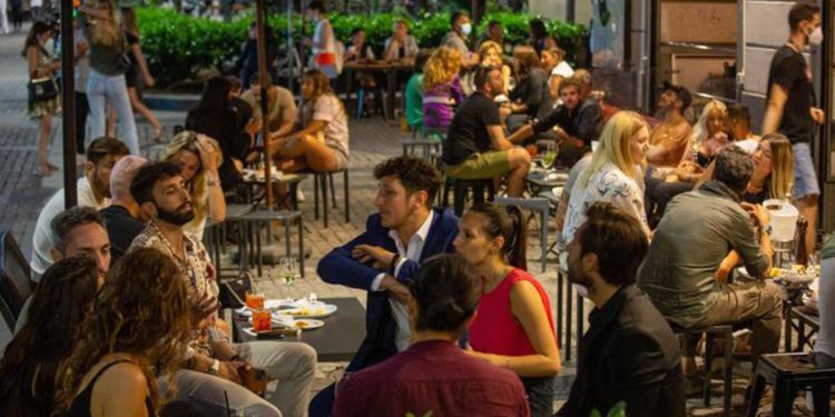 Covid Italia, Costa: “Non si torna indietro, no misure restrittive”