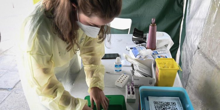 Covid, Ema: “Nuova ondata, Omicron 4-5 dominanti entro fine mese”