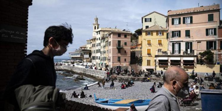 Pregliasco: “Mascherine d’estate? Sempre pronte all’uso”