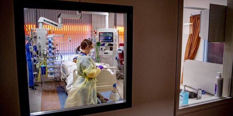 Covid, posti letto in reparti e intensive: ministero allerta Regioni