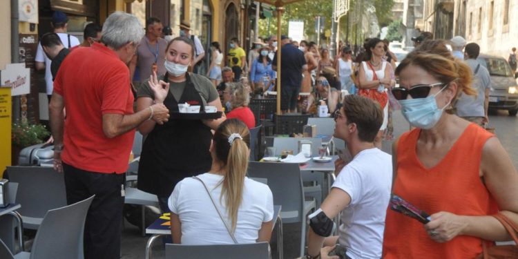 Covid Italia, Costa: “Liberare i positivi asintomatici”