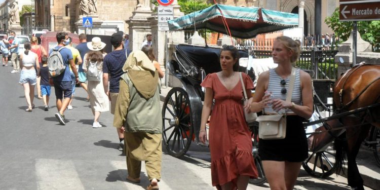 Covid e isolamento positivi, ministero: “Restano regole vigenti”