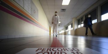 Covid oggi Italia, report Iss: Rt scende, giù i ricoveri