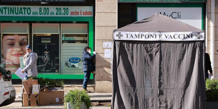 Covid, Consulta: “Tamponi rapidi e sierologici solo in farmacia”
