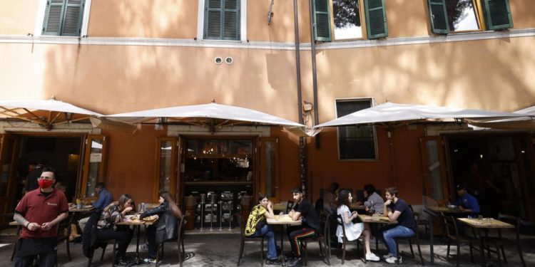 Covid, Sileri: “Tra un paio di settimane contagi in discesa”