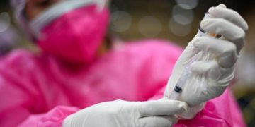 Quarta dose, Pregliasco: “Anziani dovrebbero farla subito”