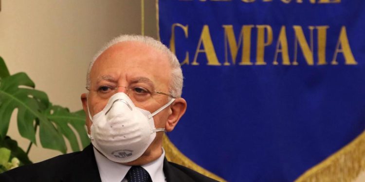 Covid: De Luca, ‘positivi reali il doppio dei registrati, mascherina sempre’