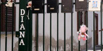 Diana, bimba morta di stenti: oggi i funerali
