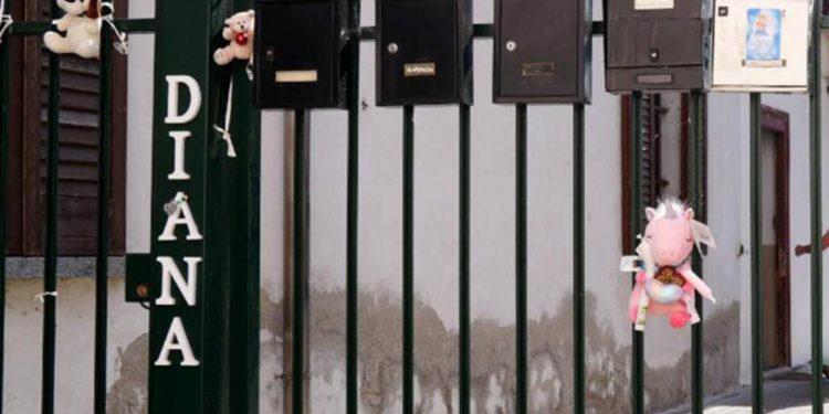 Diana, bimba morta di stenti: oggi i funerali