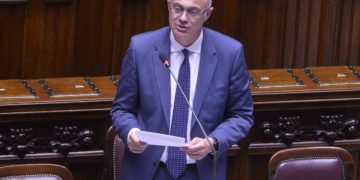 Draghi e il lungo applauso alla Camera, per M5S solo D’Incà in piedi