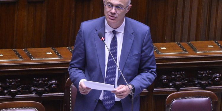 Draghi e il lungo applauso alla Camera, per M5S solo D’Incà in piedi