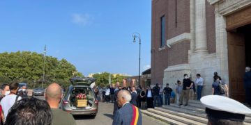 Chiesa gremita e lunghi applausi per l’ultimo saluto al linguista Serianni