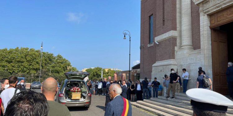 Chiesa gremita e lunghi applausi per l’ultimo saluto al linguista Serianni